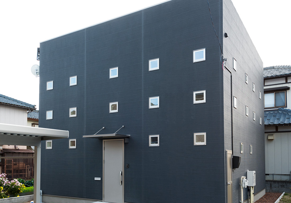 三世代に光と風を届ける キューブ型のコートハウス