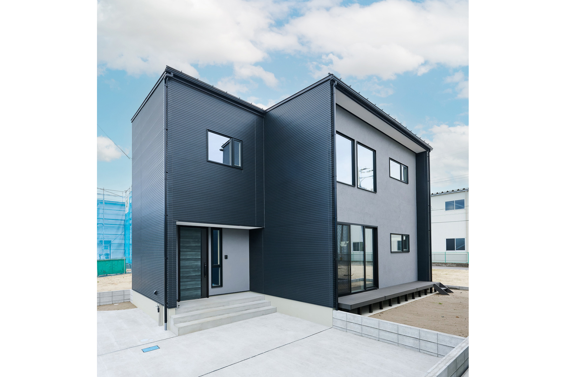 吹き抜けと鉄骨階段が映える、大人モダンな住まい