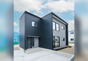 吹き抜けと鉄骨階段が映える、大人モダンな住まい