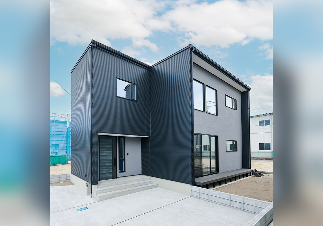 吹き抜けと鉄骨階段が映える、大人モダンな住まい