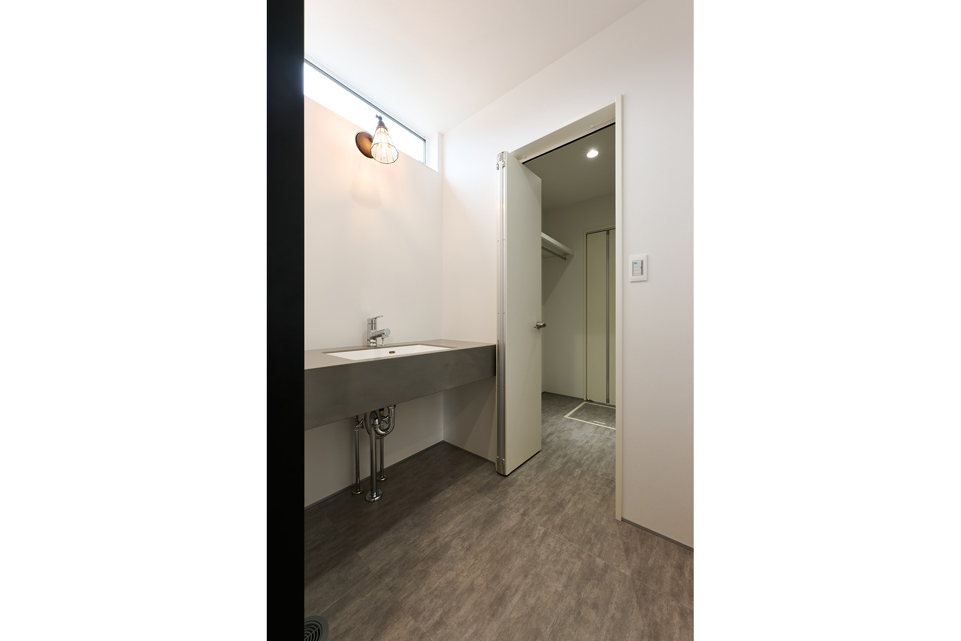 吹き抜けと鉄骨階段が映える、大人モダンな住まい