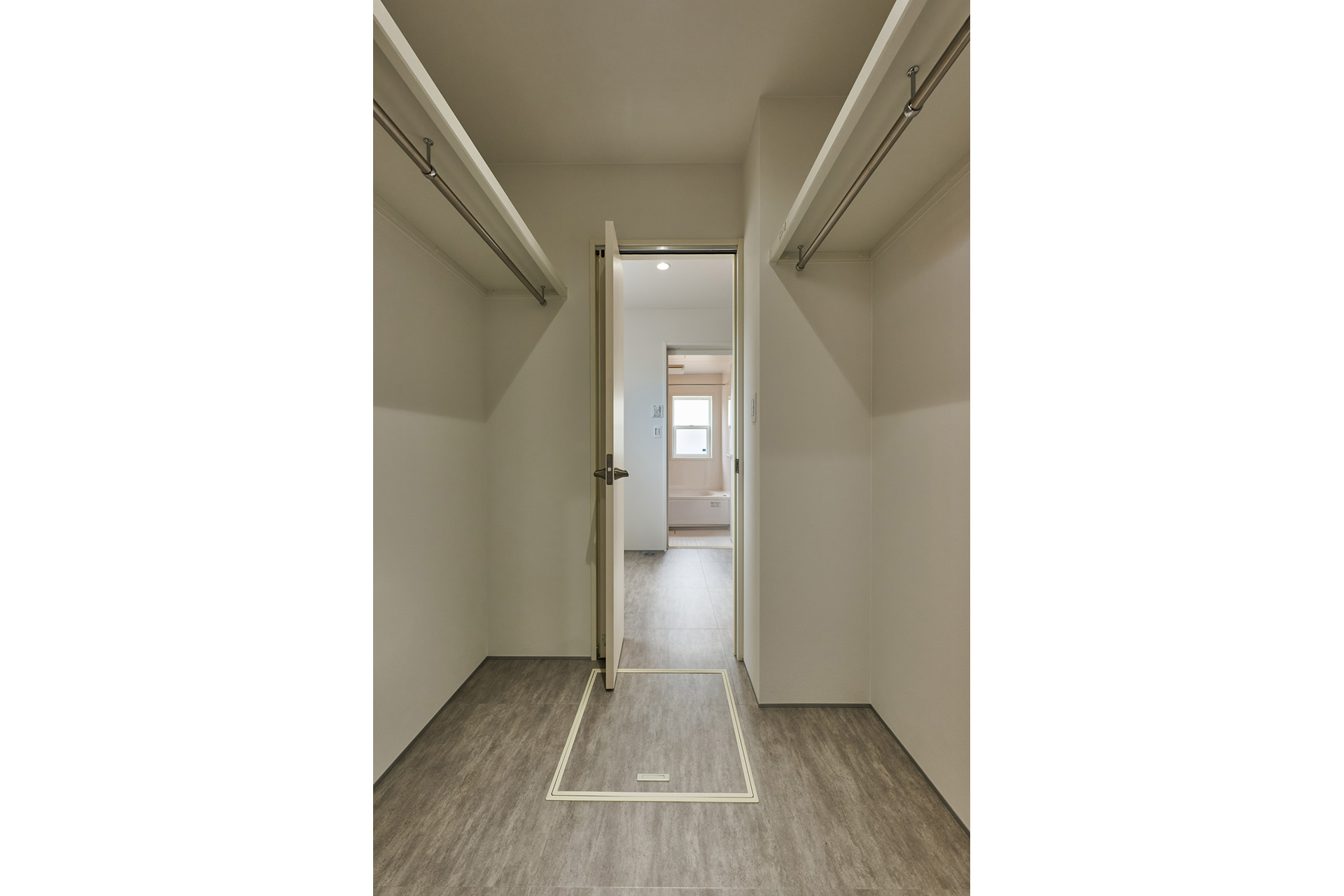 吹き抜けと鉄骨階段が映える、大人モダンな住まい