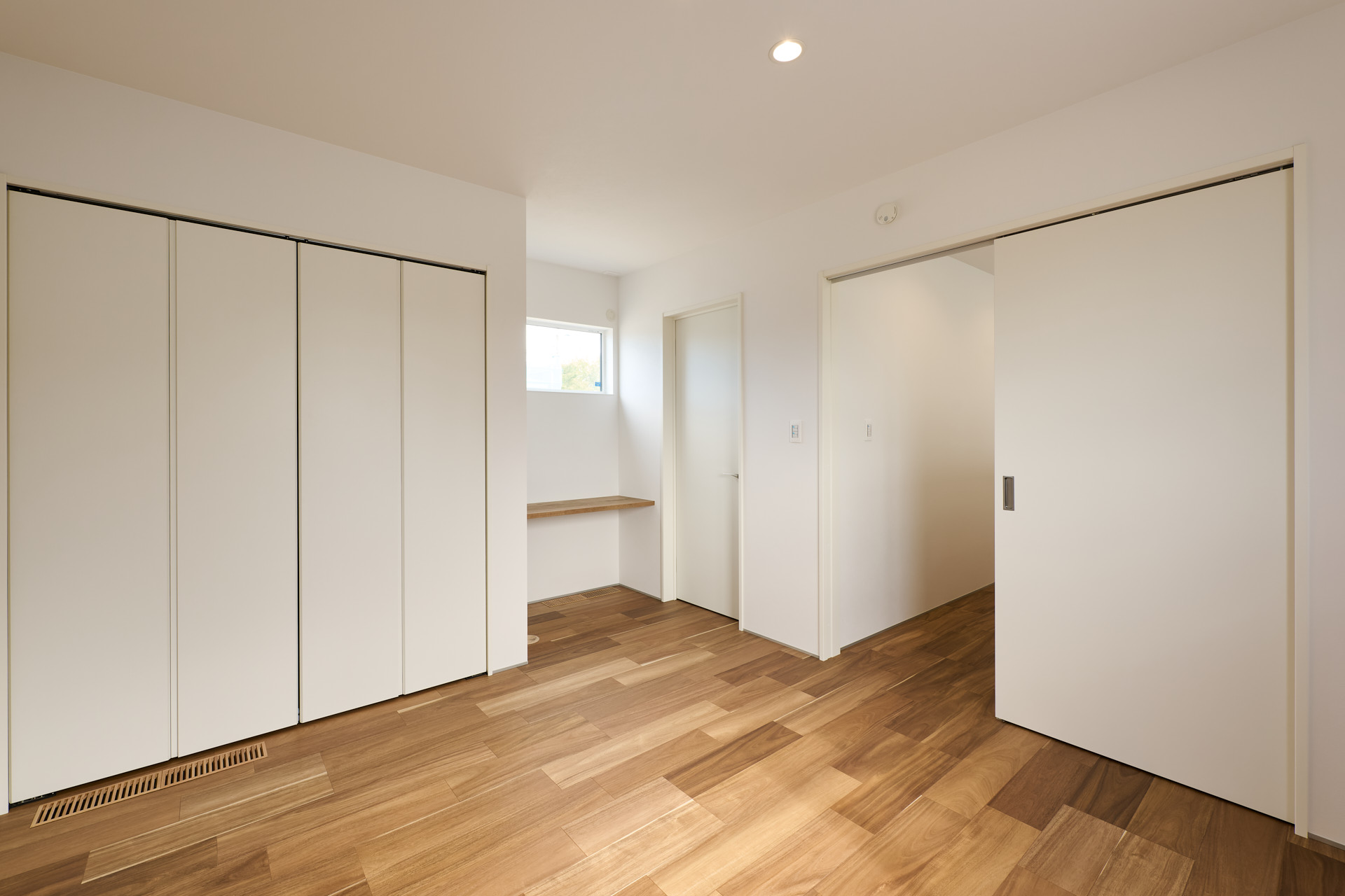 吹き抜けと鉄骨階段が映える、大人モダンな住まい