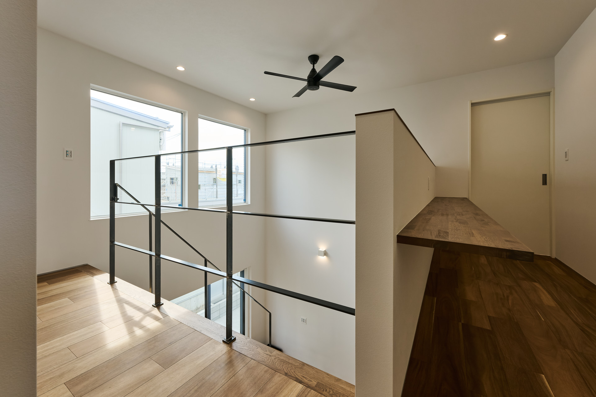 吹き抜けと鉄骨階段が映える、大人モダンな住まい