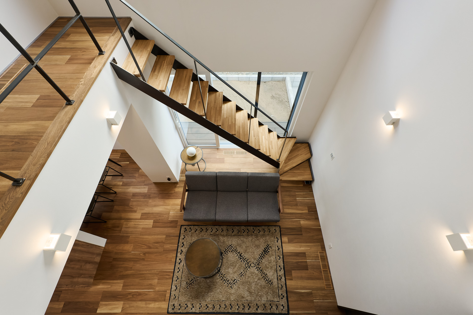 吹き抜けと鉄骨階段が映える、大人モダンな住まい