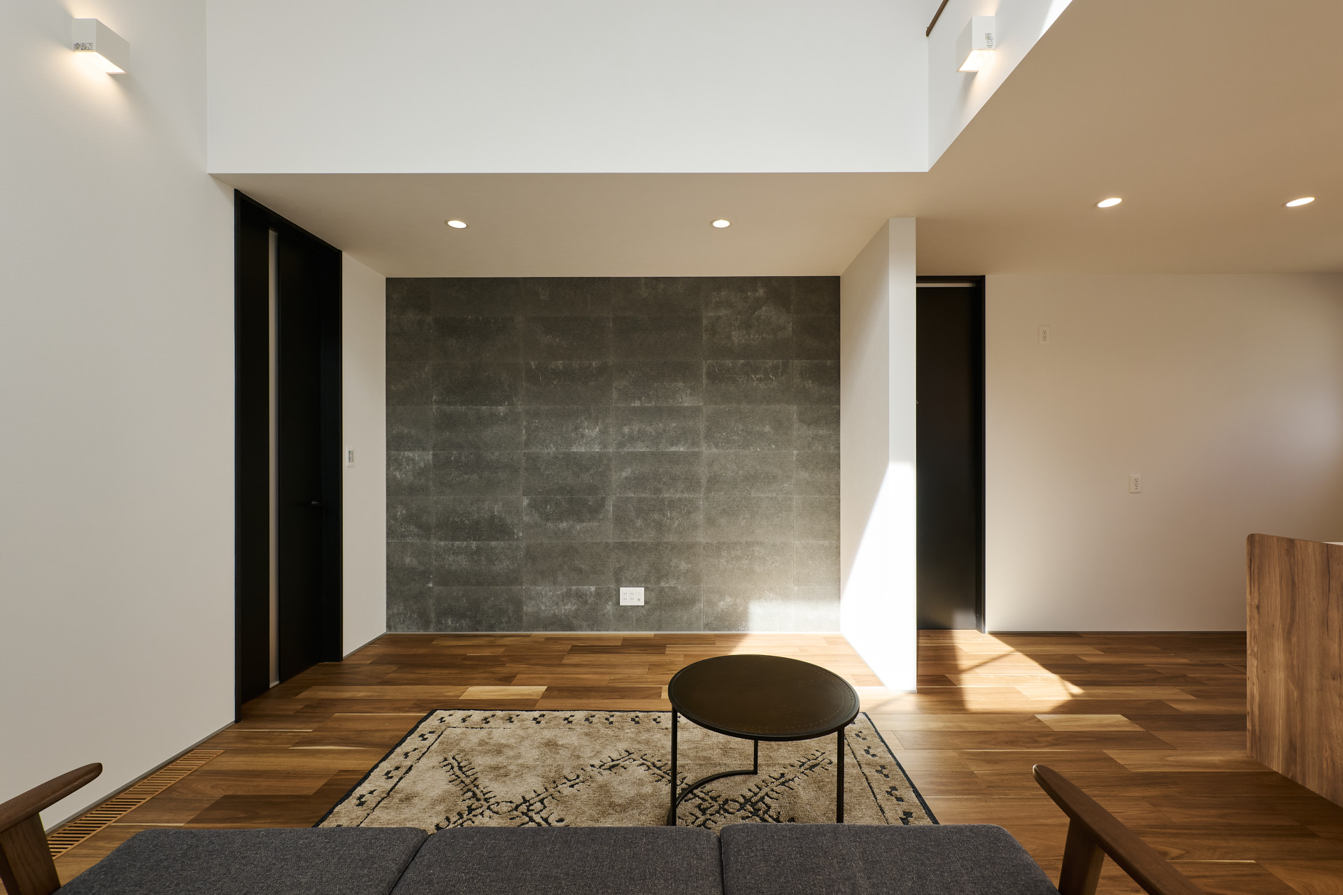 吹き抜けと鉄骨階段が映える、大人モダンな住まい