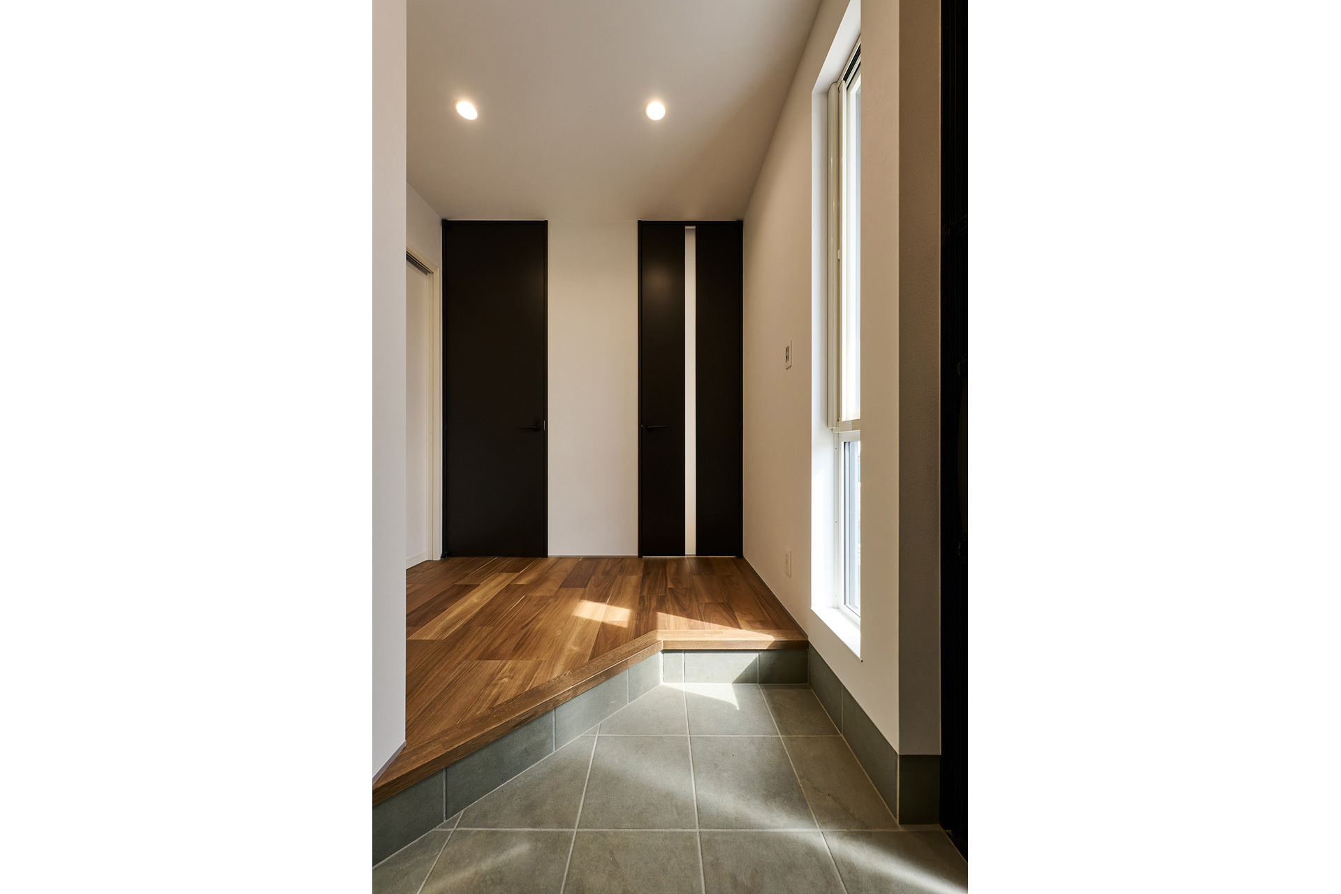 吹き抜けと鉄骨階段が映える、大人モダンな住まい