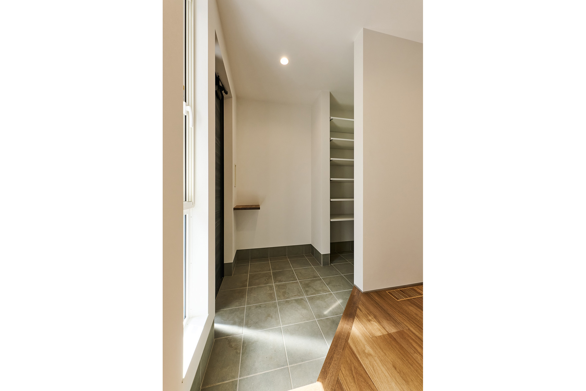 吹き抜けと鉄骨階段が映える、大人モダンな住まい