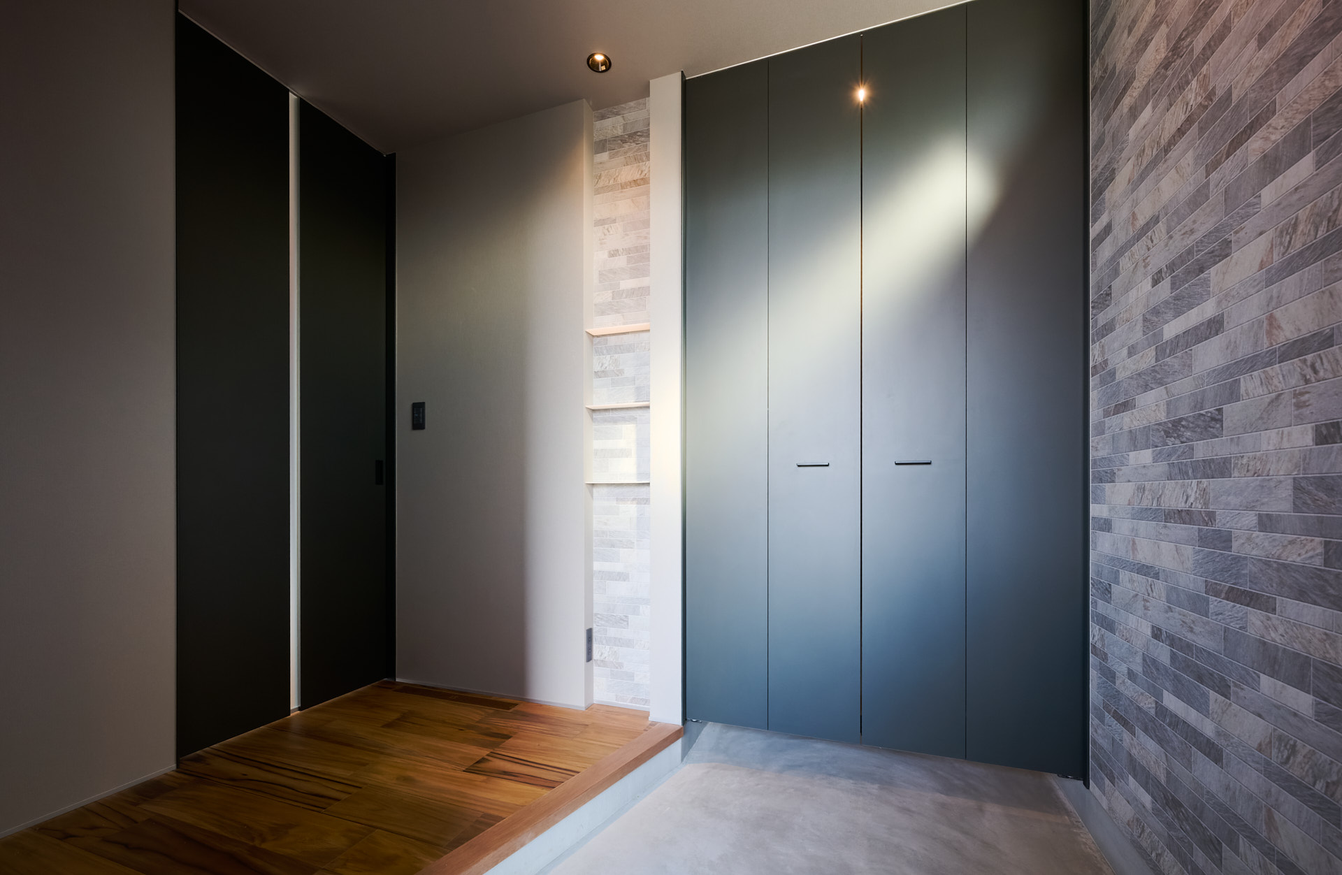 チークの風合いを楽しむ、光と暮らしの設え