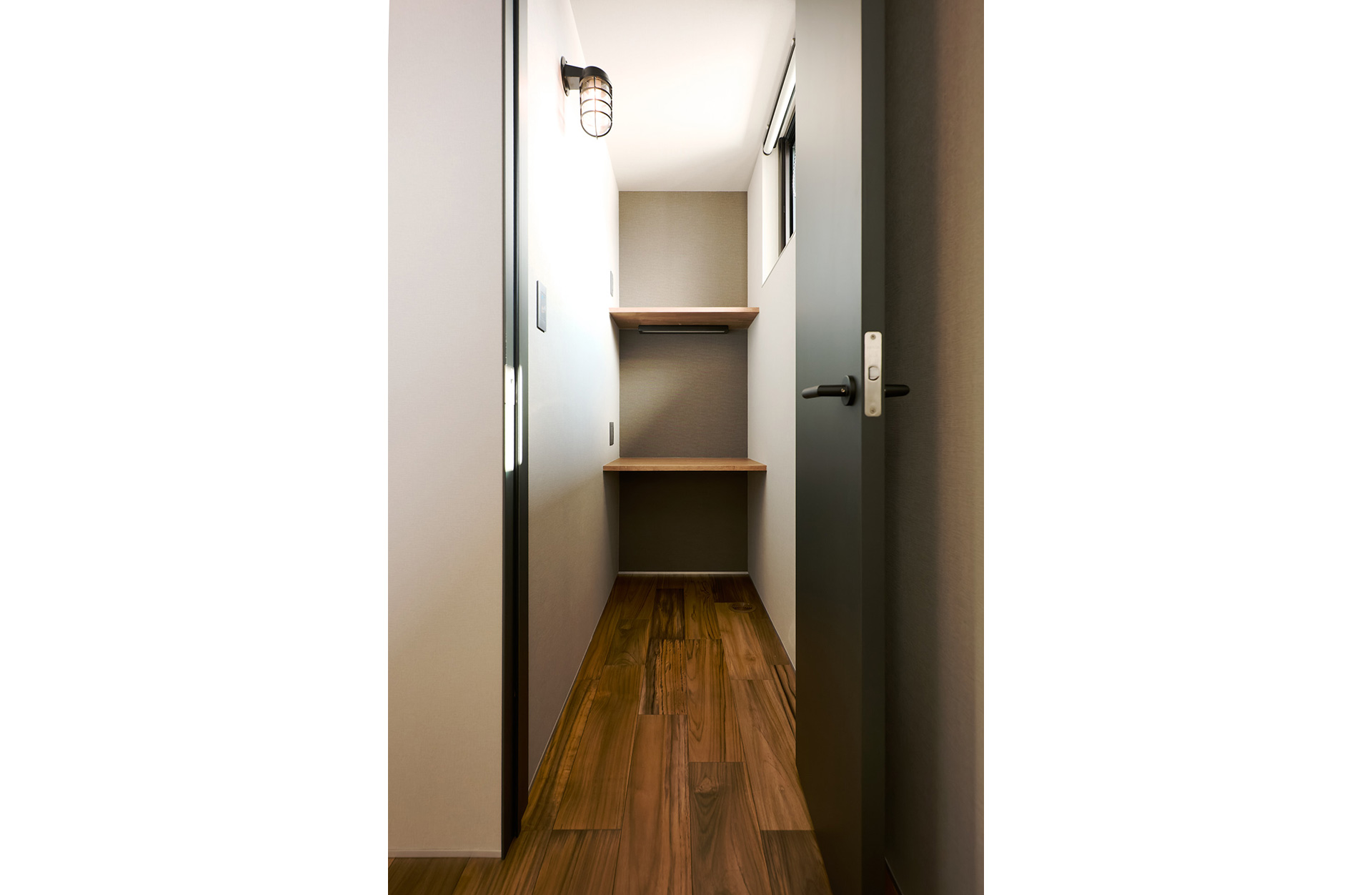 チークの風合いを楽しむ、光と暮らしの設え