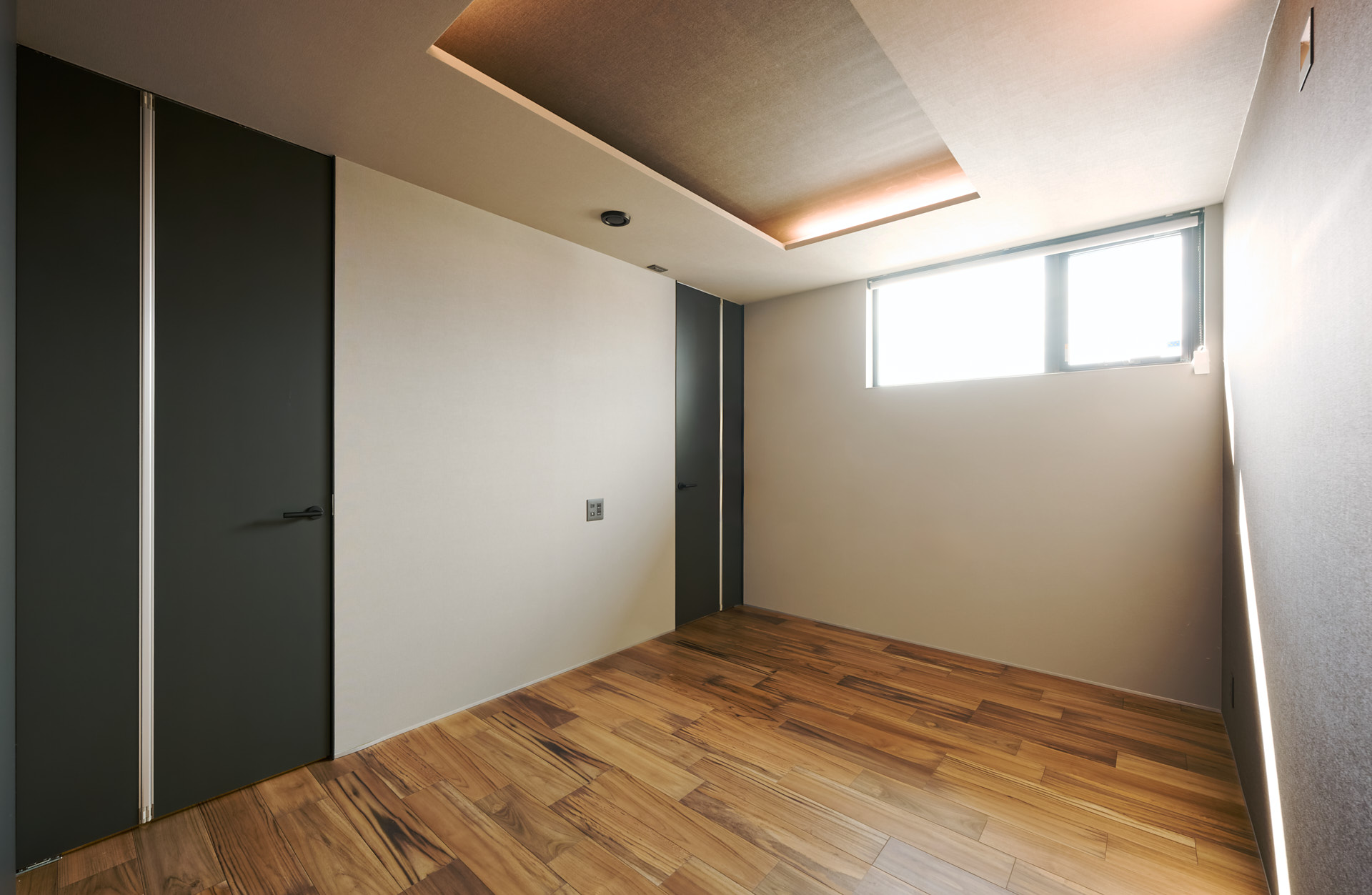 チークの風合いを楽しむ、光と暮らしの設え