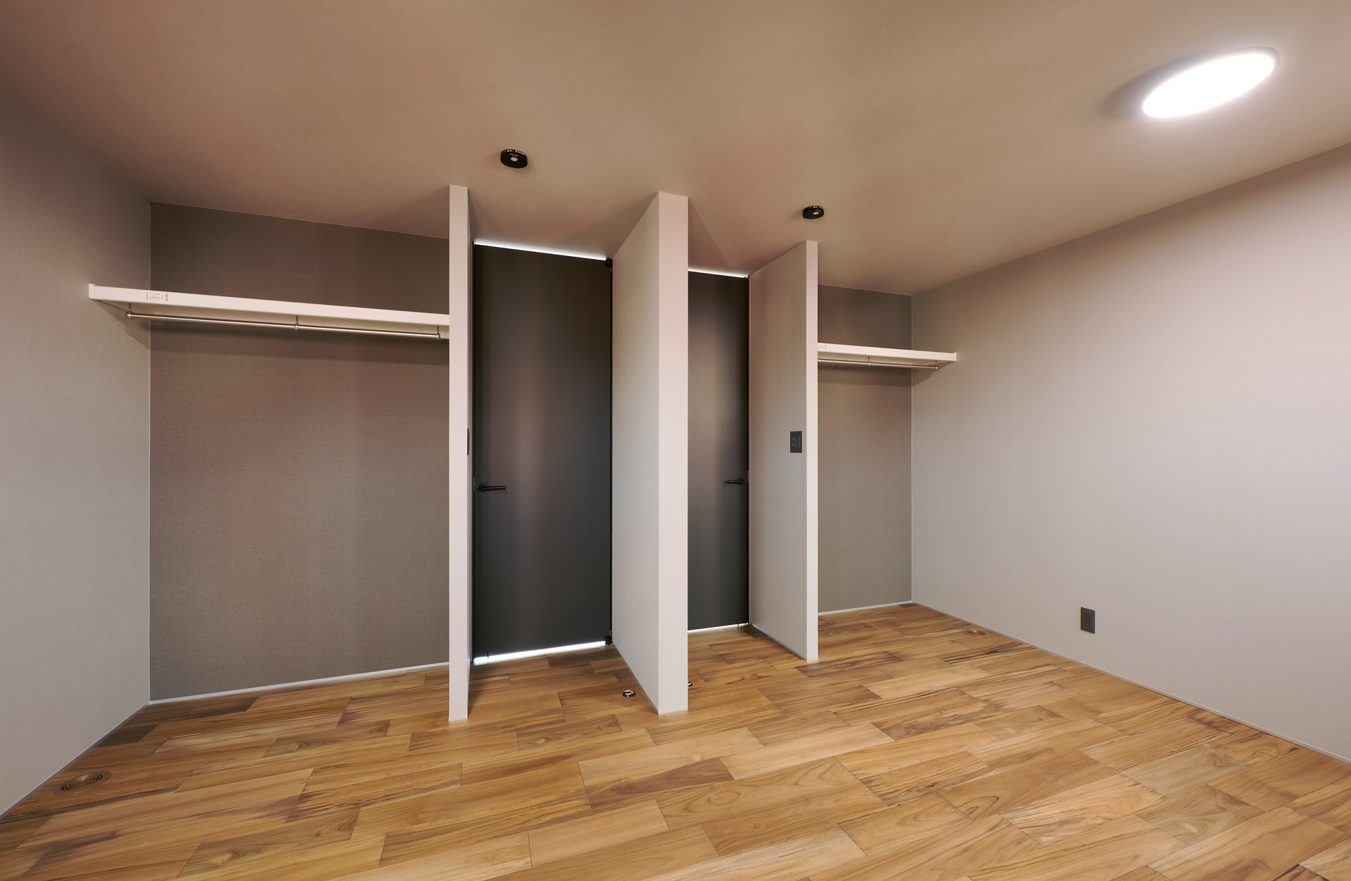 チークの風合いを楽しむ、光と暮らしの設え