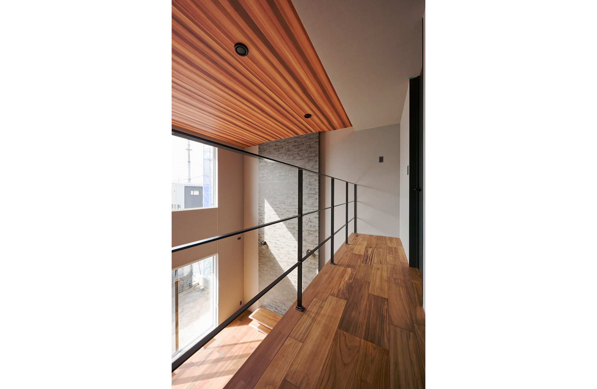 チークの風合いを楽しむ、光と暮らしの設え