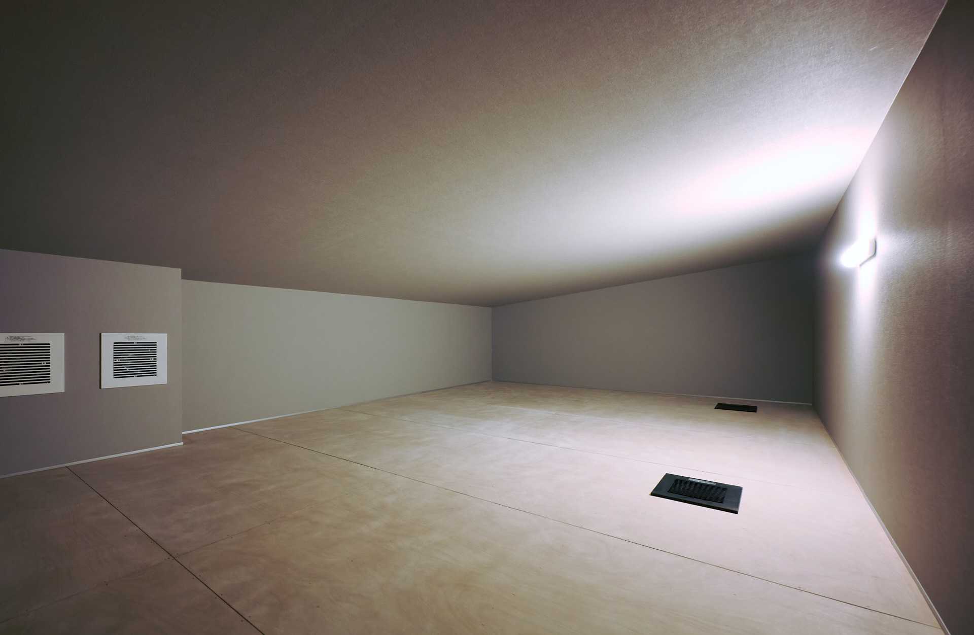 チークの風合いを楽しむ、光と暮らしの設え