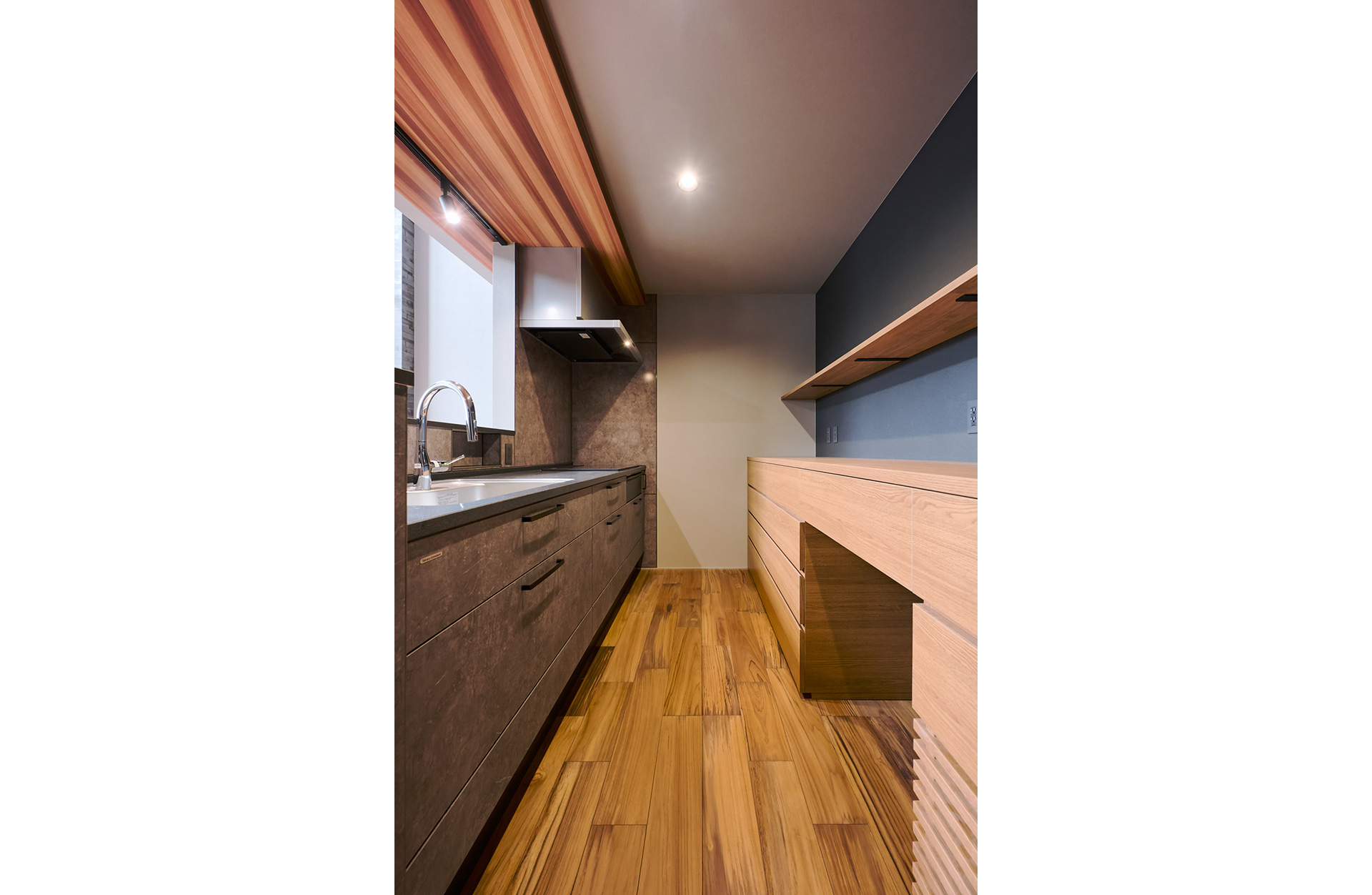 チークの風合いを楽しむ、光と暮らしの設え