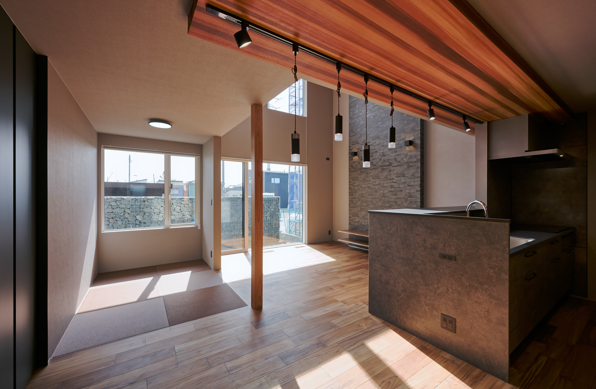 チークの風合いを楽しむ、光と暮らしの設え