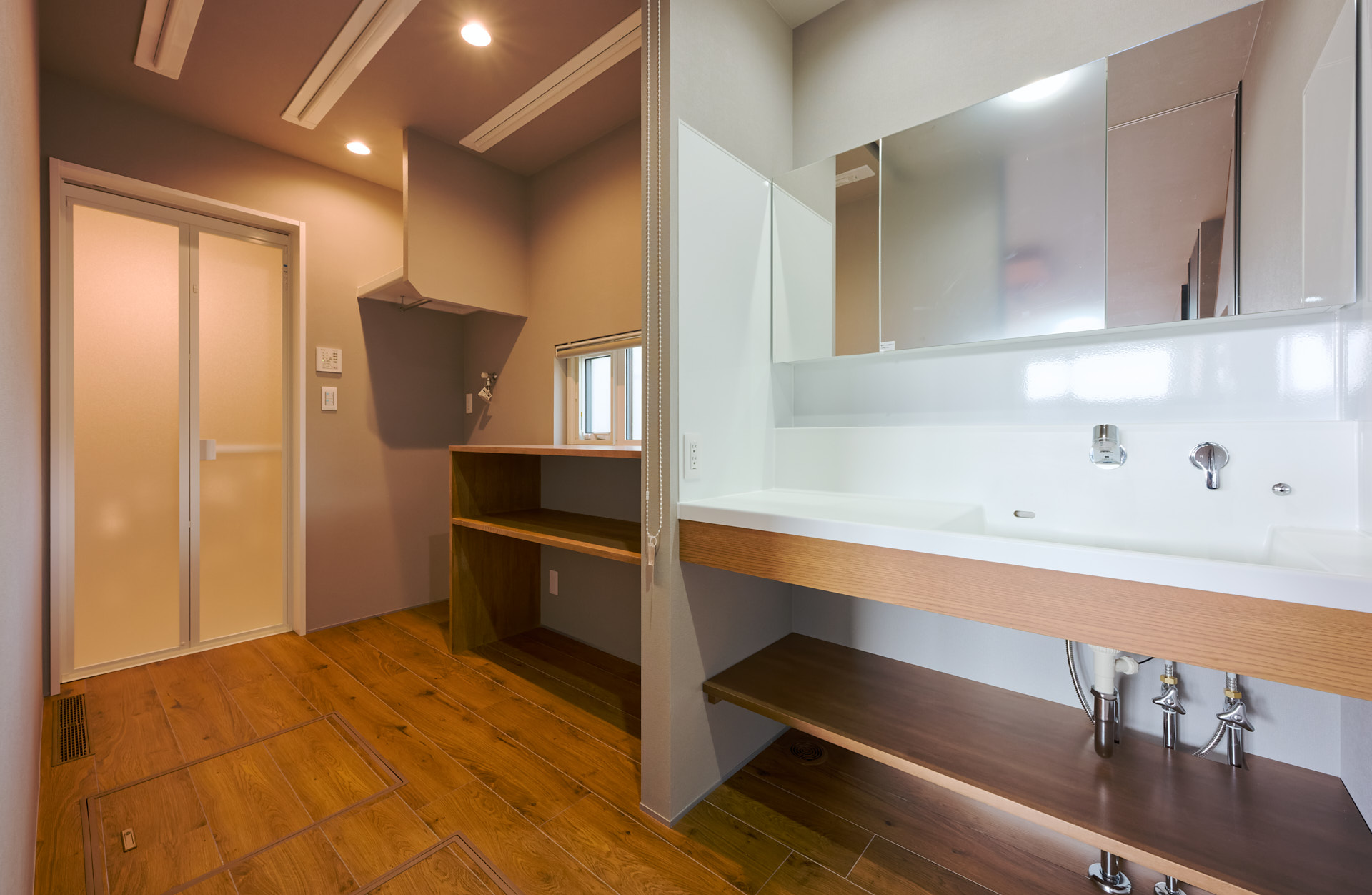 チークの風合いを楽しむ、光と暮らしの設え