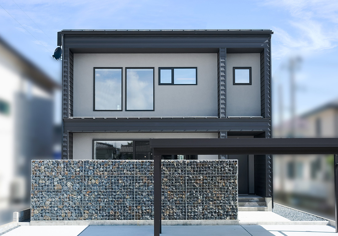 チークの風合いを楽しむ、光と暮らしの設え