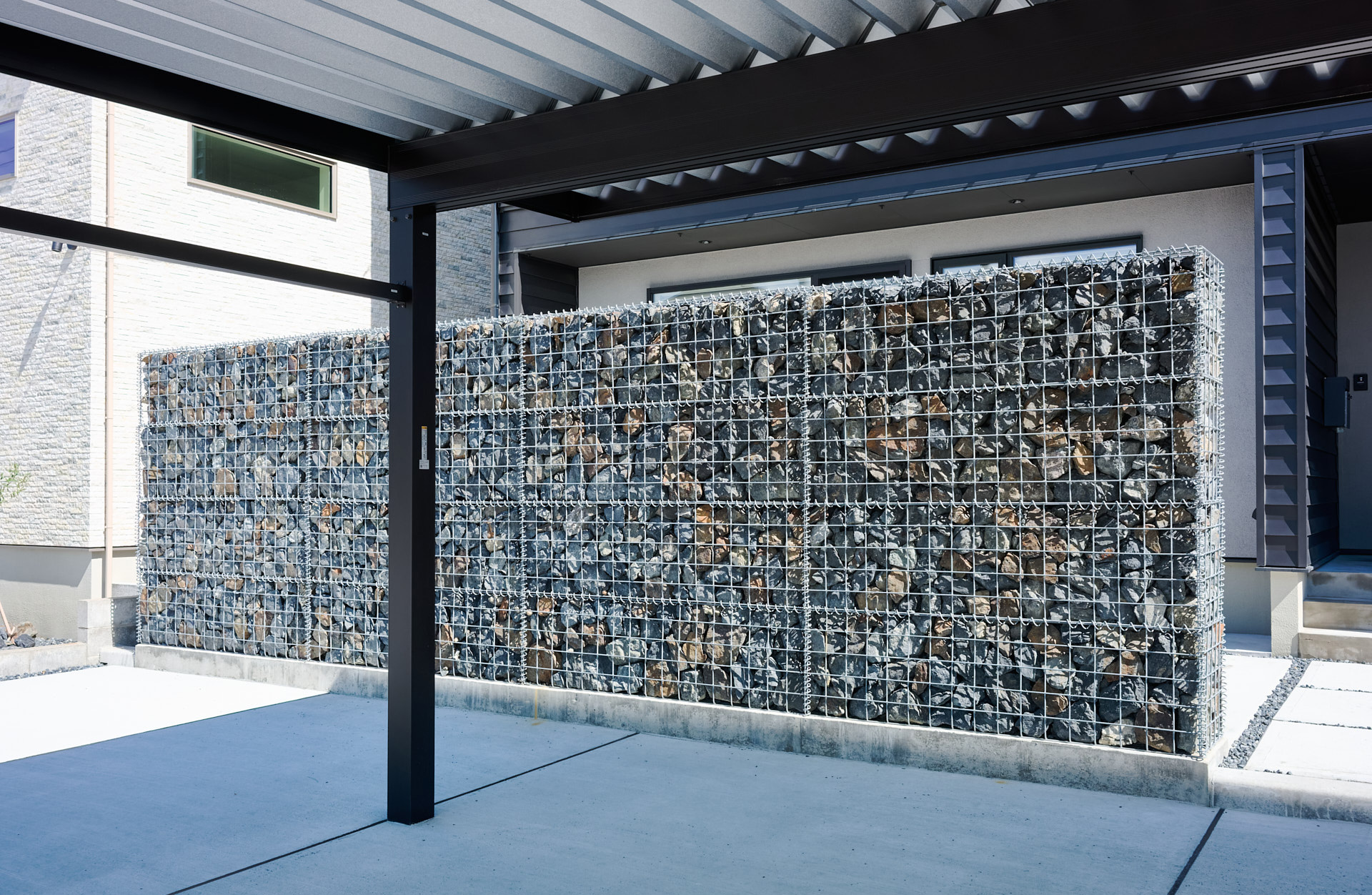 チークの風合いを楽しむ、光と暮らしの設え