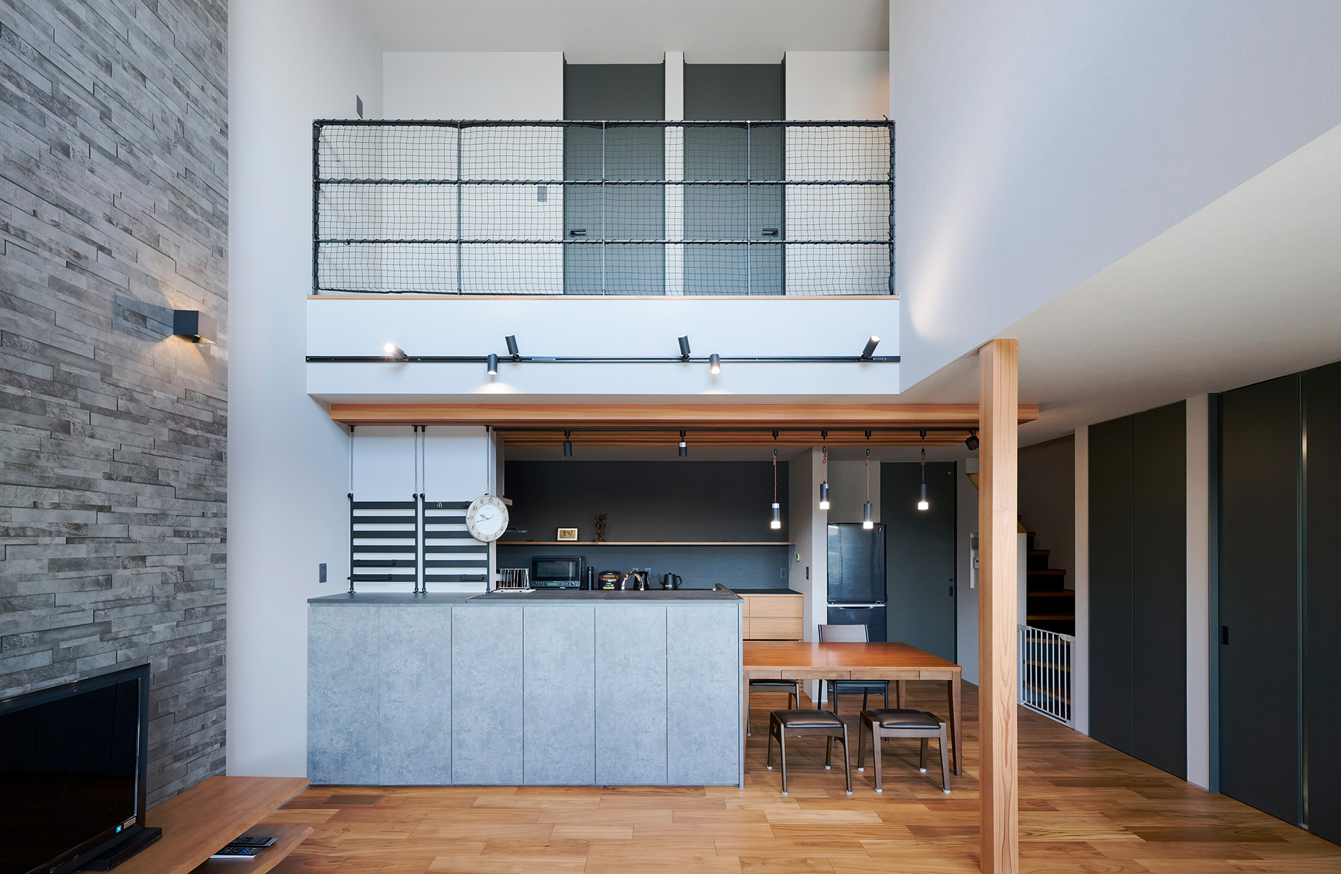 チークの風合いを楽しむ、光と暮らしの設え